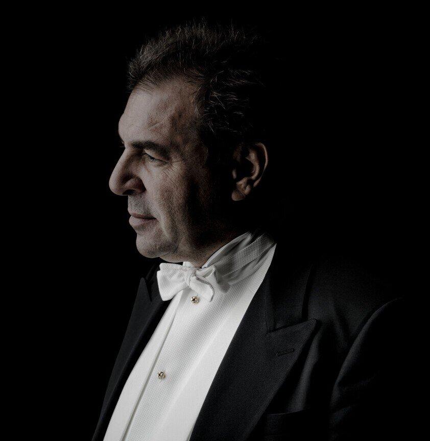 加蒂對各流派的樂章均有深刻見解,樂迷可在演奏會裡看見其舉重若輕的指揮風格。