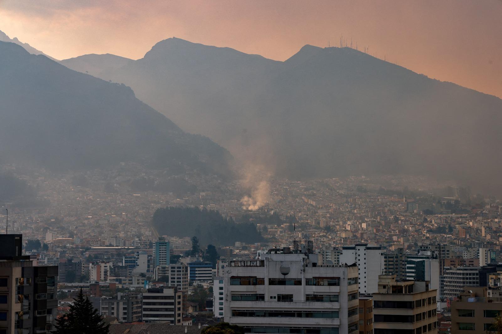 厄瓜多爾山火,過去幾周燒毀約1萬200公頃的森林土地。(路透社)