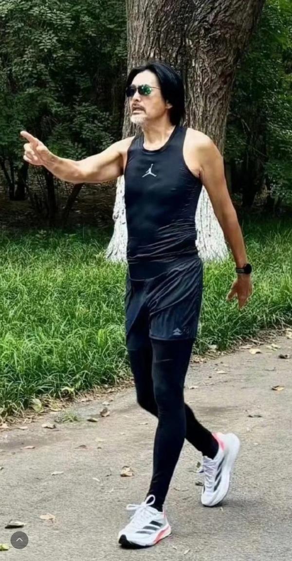 發哥手腳出現可疑肉粒,令不少網民擔憂其情況。