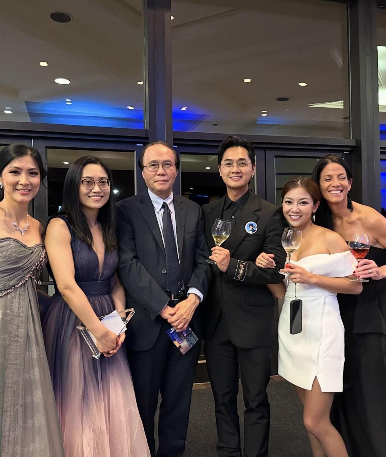 鄭俊弘早前一家三口赴美國了解「天使綜合症」的新療法。