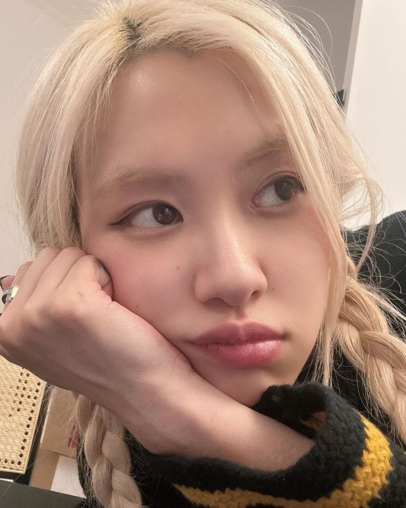 Rosé新專輯《rosie》,被受全球音樂界關注。