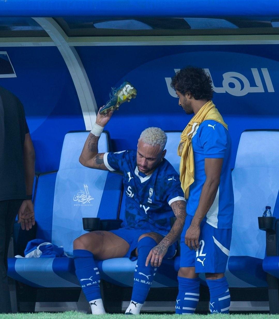 尼馬在後備席上掟波砵發洩。(X)