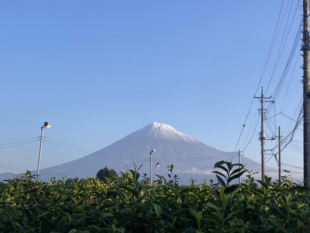 網民分享富士山「初冠雪」相片。(X)