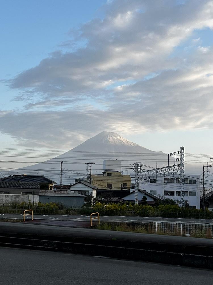 網民分享富士山「初冠雪」相片。(X)