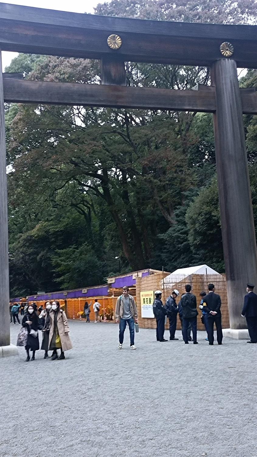 日本警察在鳥居進行調查。(X)