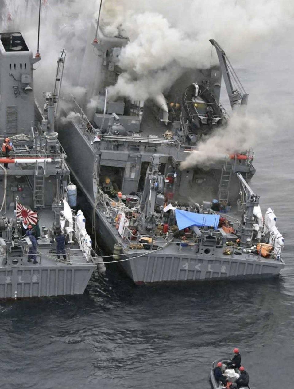 日本海上自衛隊掃雷艦火警後翻沉。(新聞截圖)
