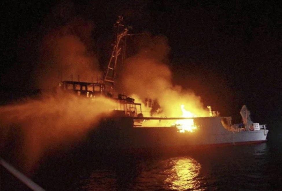 日本海上自衛隊掃雷艦火警後翻沉。(新聞截圖)