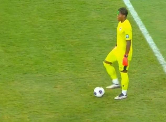 日本門將鈴木彩艷比賽期間遭人用激光照射。(網上截圖)