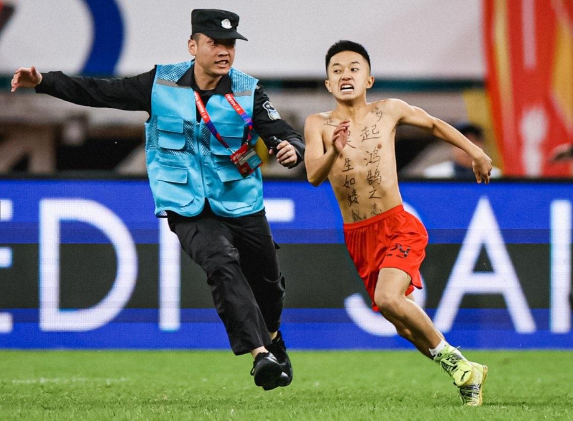 有人在身上寫上字句闖入球場。(X)