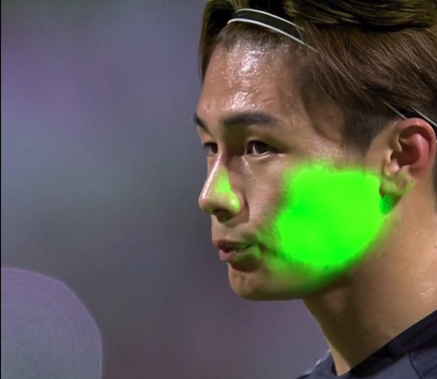 在中國對日本的比賽期間,有球迷用激光照射球員。(網上截圖)