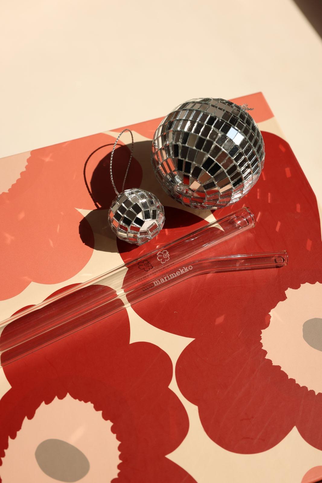 隨盒限量附送印有標誌性UNIKKO印花的玻璃飲管套裝