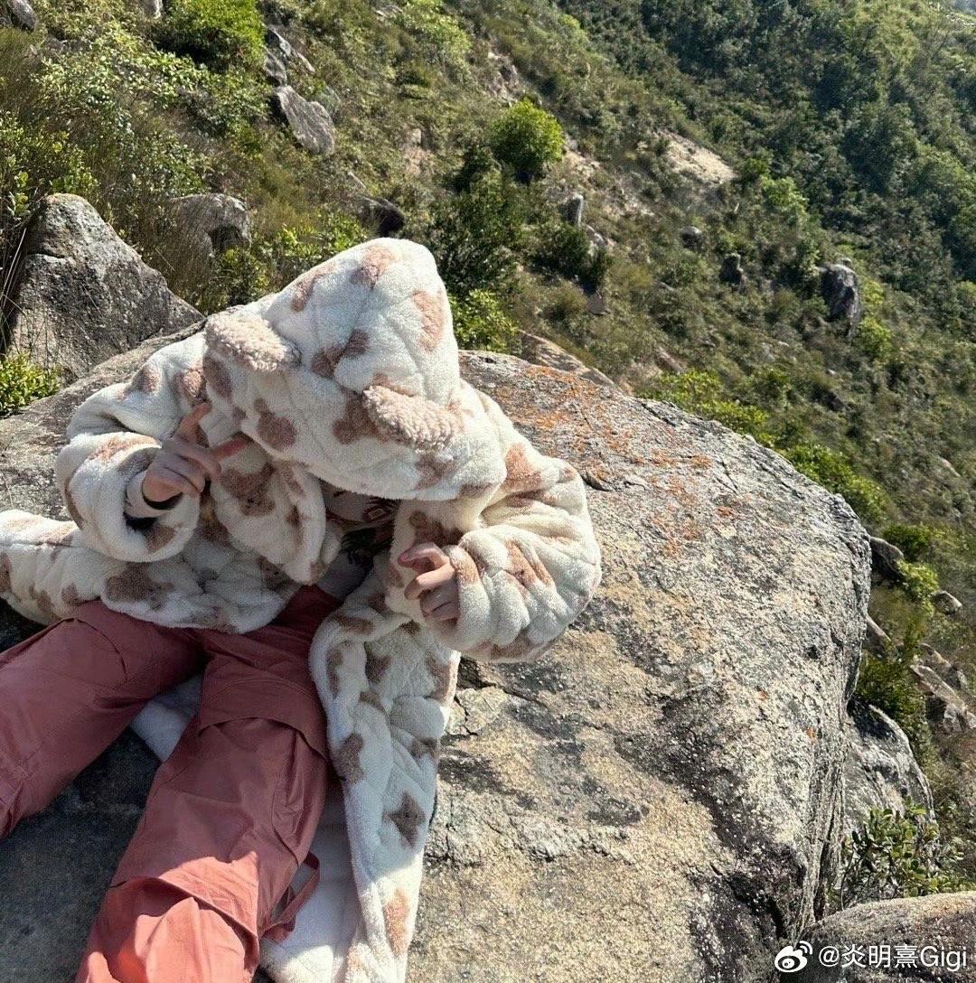 Gigi昨日重貼同一批行山照,並解釋刪文原因。