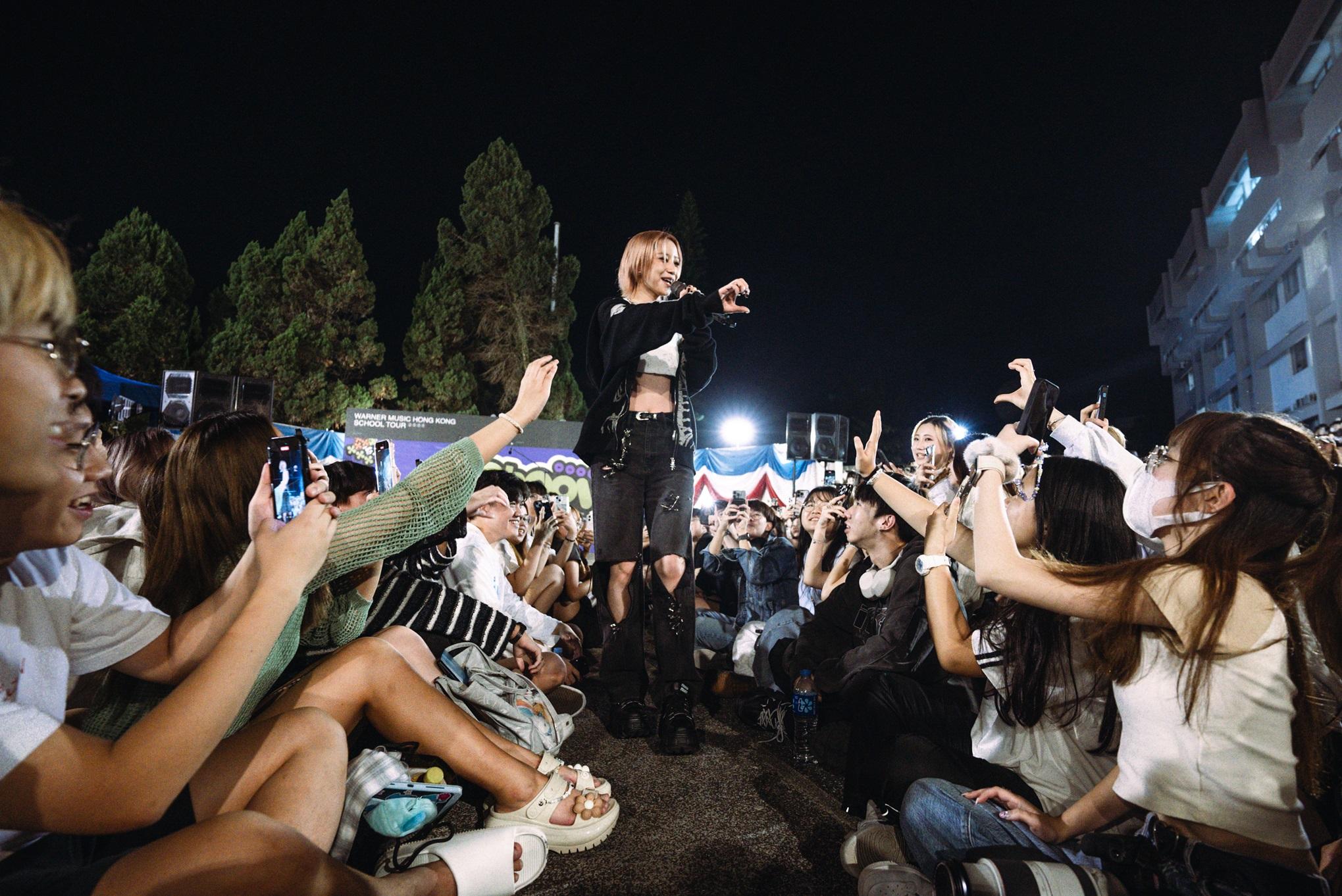 Gigi和華納一眾歌手參與校園音樂巡演。
