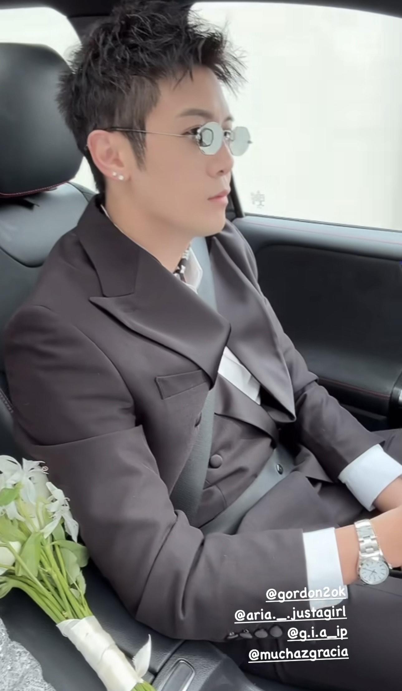 眾人坐車出發到酒店。