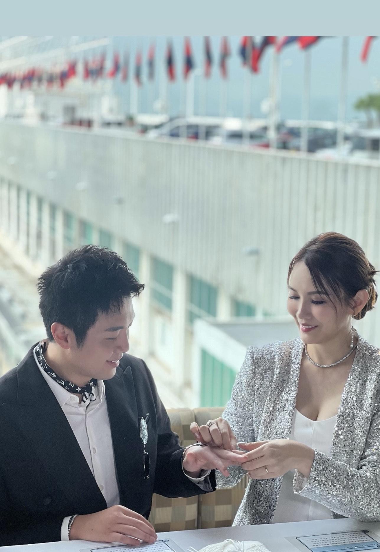 二人在無敵維港海景前,以及親友見證下讀出誓詞。