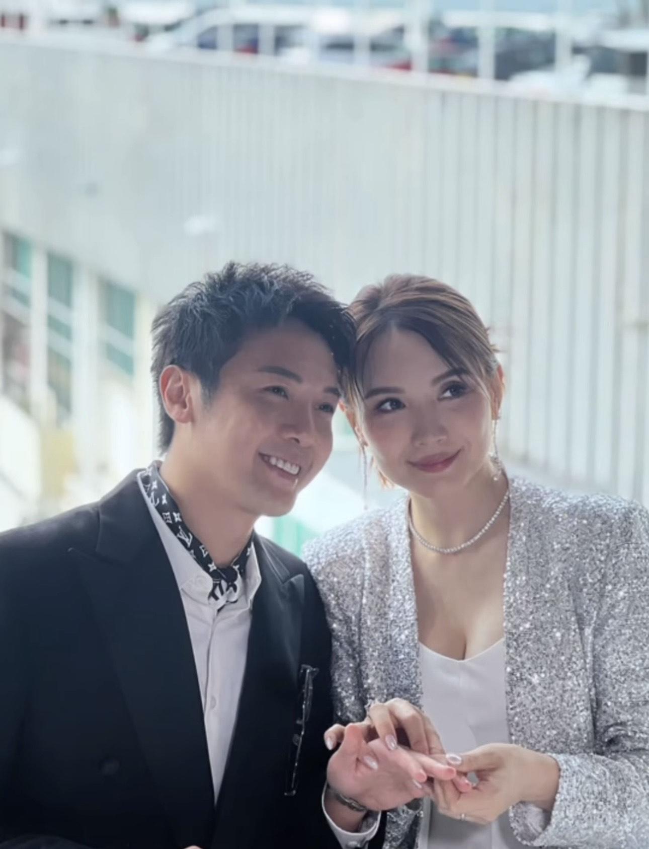 二人甜密交換戒指。