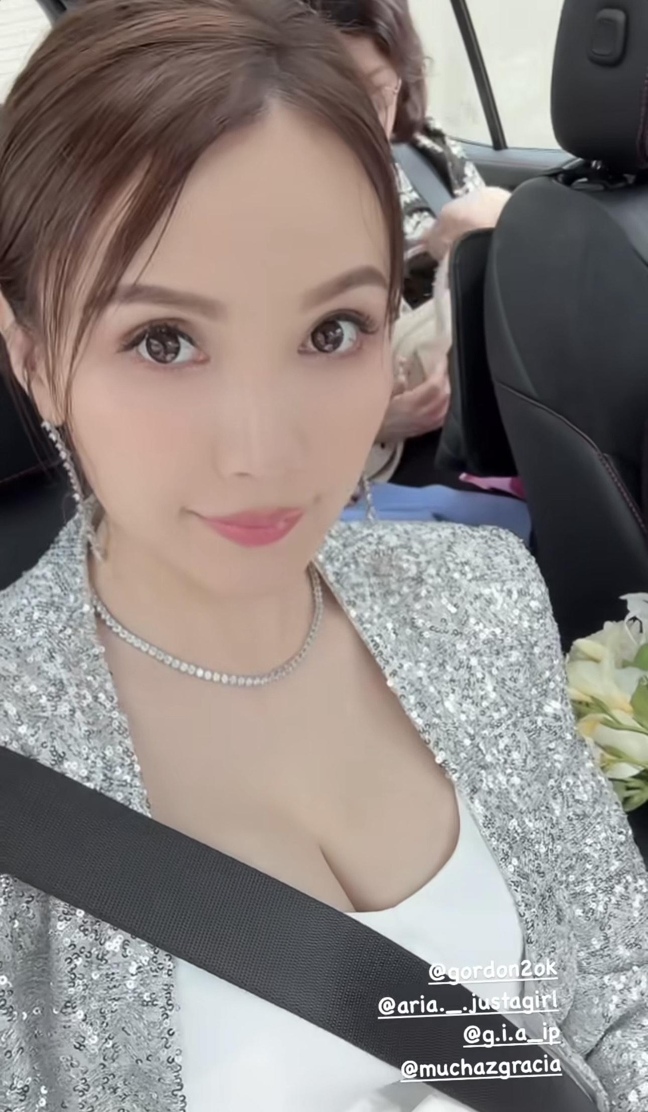 眾人坐車出發到酒店。