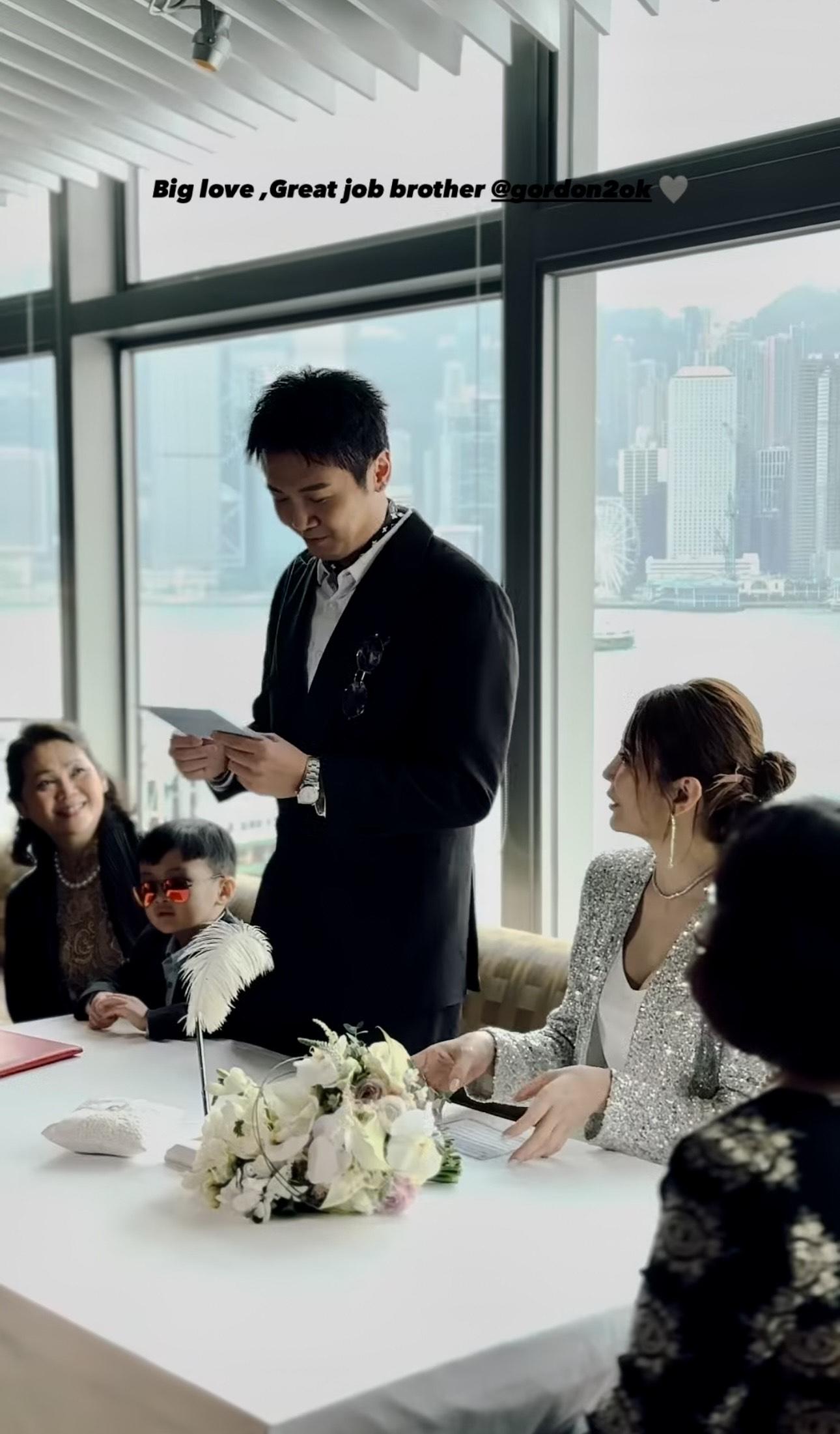 二人在無敵維港海景前,以及親友見證下讀出誓詞。