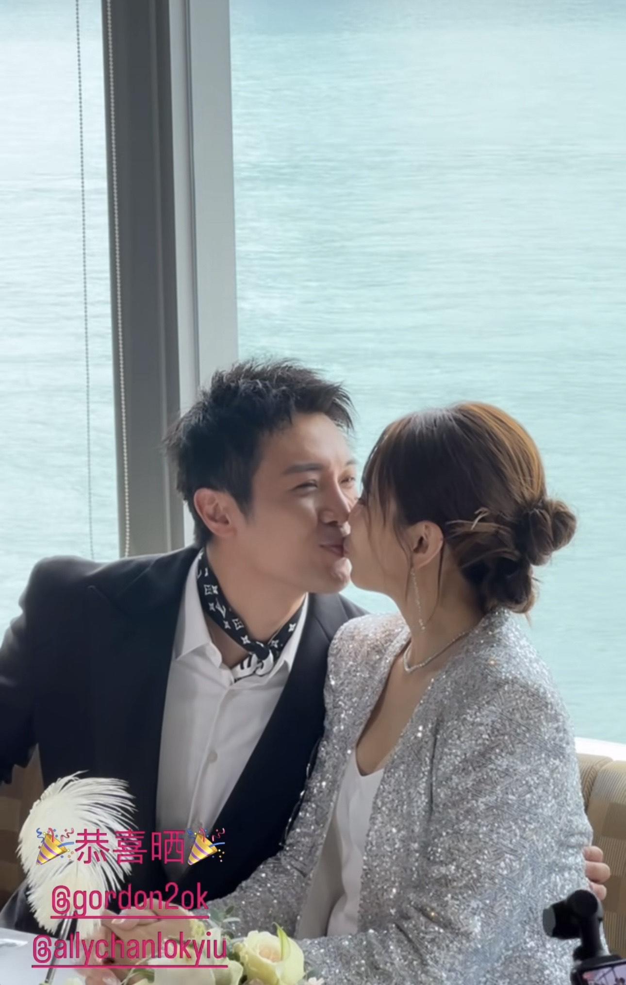 Ally 挺着巨肚,穿上低胸裙配銀色閃片西裝外套,依然明艷照人 。