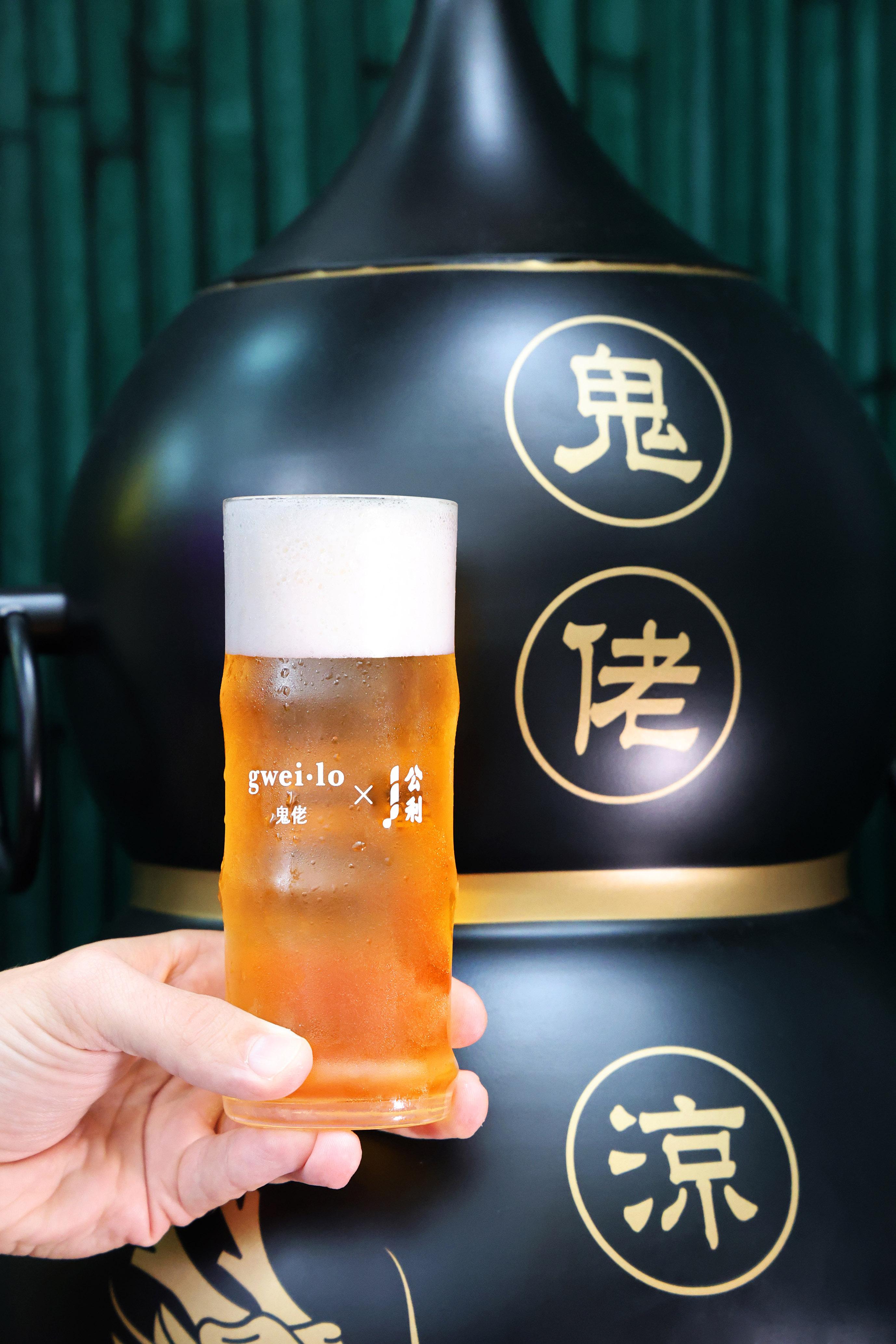 蔗汁銀菊啤散發淡淡銀菊花香與清甜蔗香。