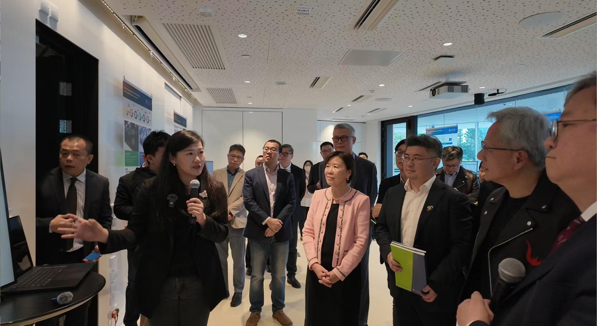 HKGAI「港法通」應⽤負責⼈韓斯睿教授(左二)向⿈仁勳(右二)講解(HKGAI提供)