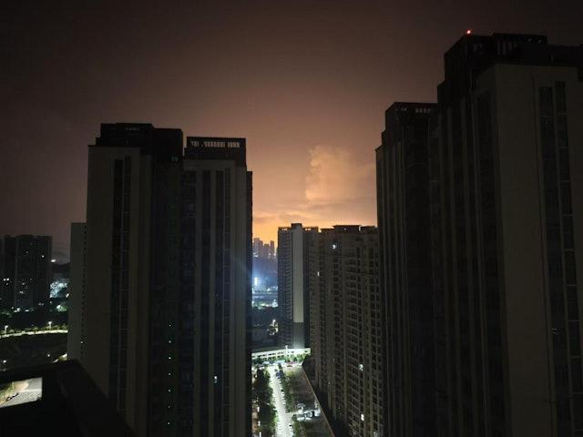 網上流傳的4張據稱拍攝於大亞灣的照片,可見橙紅色煙霧照亮了天空,疑似有火光。(網上圖片)