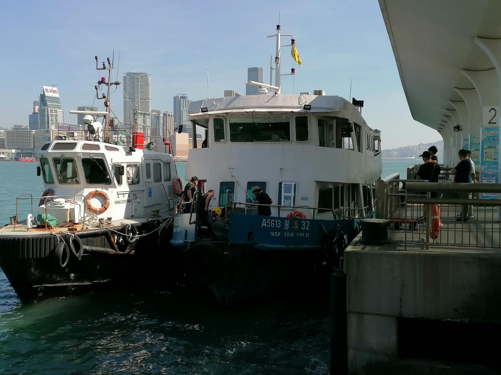 翠華船務南丫島發電廠接載船 中環9號碼頭泊岸撞壆34傷 海事處:將查船隻機件船長駕駛態度 (持續更新)