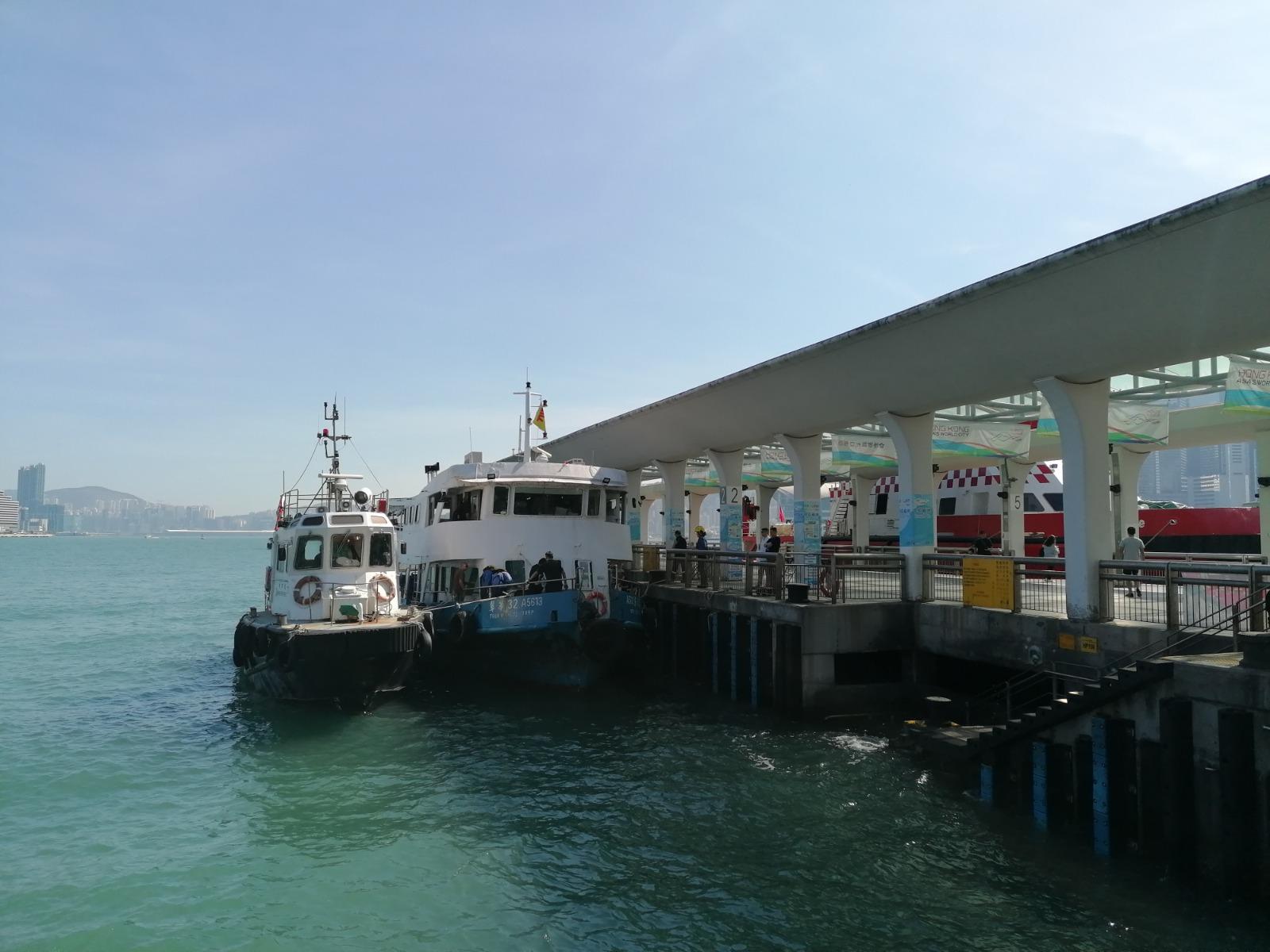 翠華船務南丫島發電廠接載船 中環9號碼頭泊岸撞壆34傷 海事處:將查船隻機件船長駕駛態度 (持續更新)