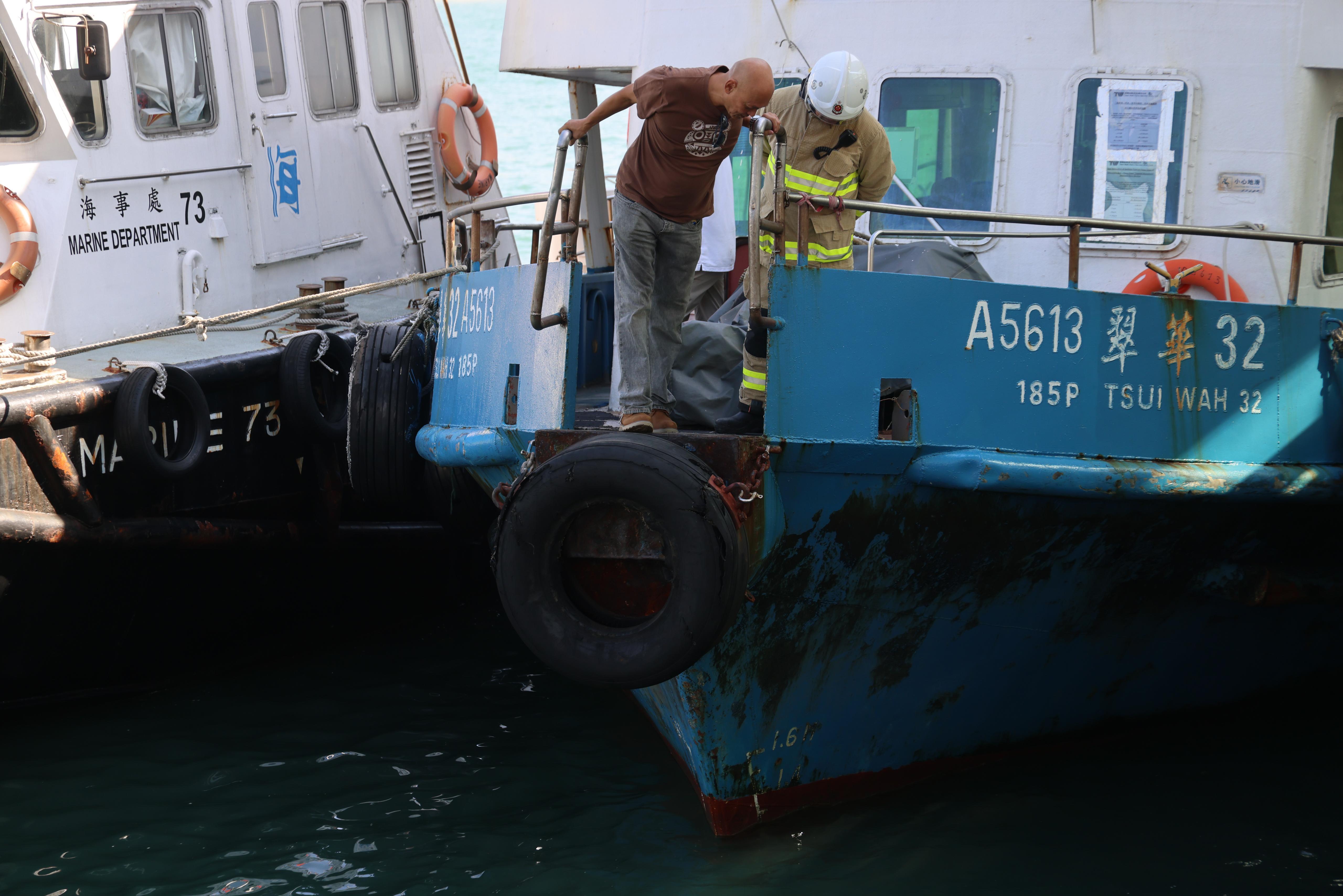 翠華船務南丫島發電廠接載船 中環9號碼頭泊岸撞壆34傷 海事處:將查船隻機件船長駕駛態度 (持續更新)