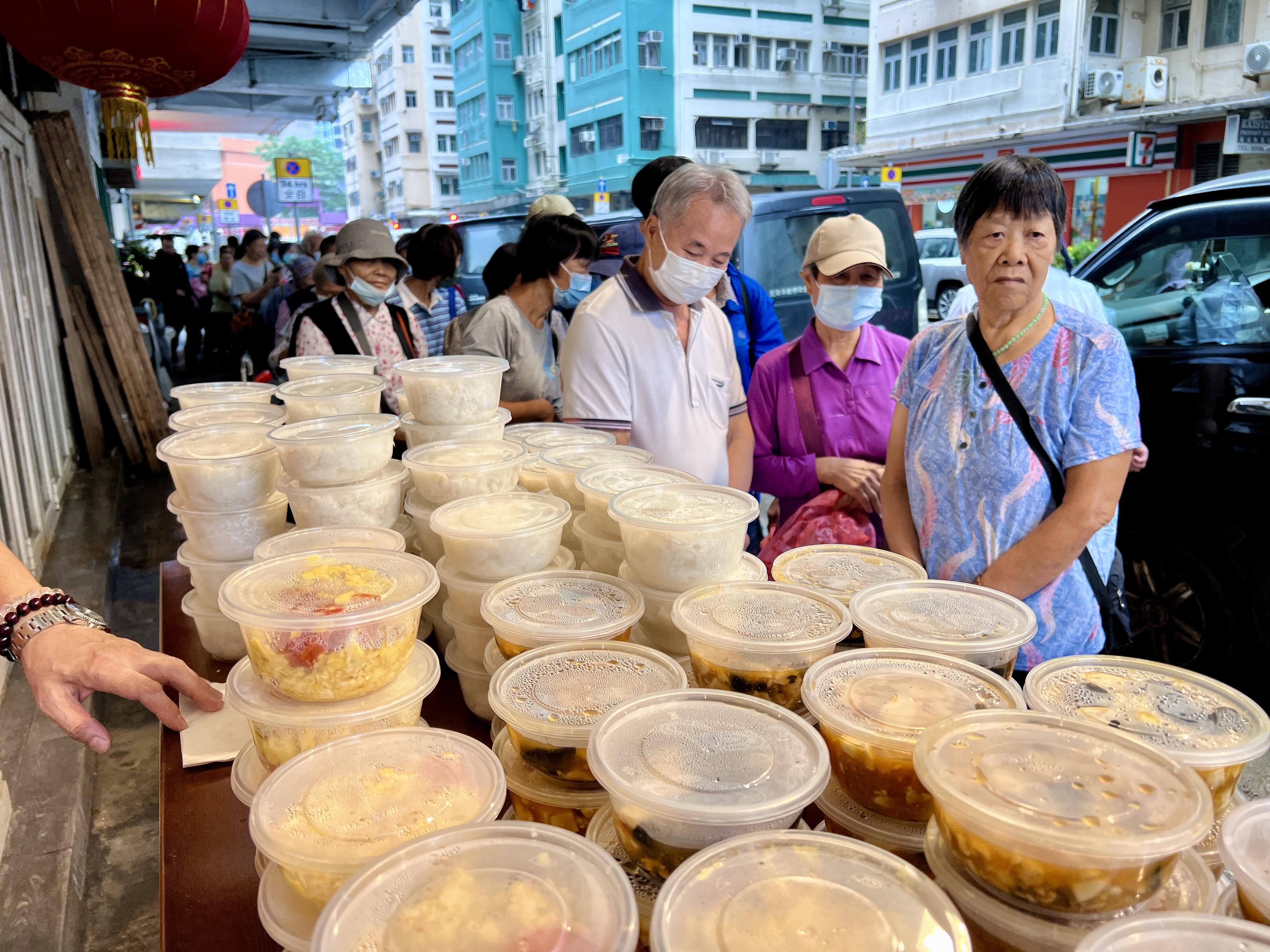 丁文俊聯同義工隊派發素食飯餐及日用品給區內長者及低收入人士。