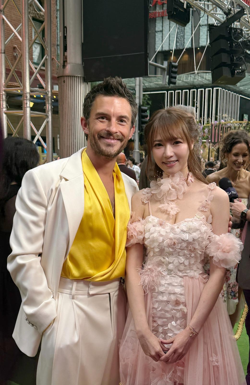 簡幗儀亦找型男喬納森拜利集郵。