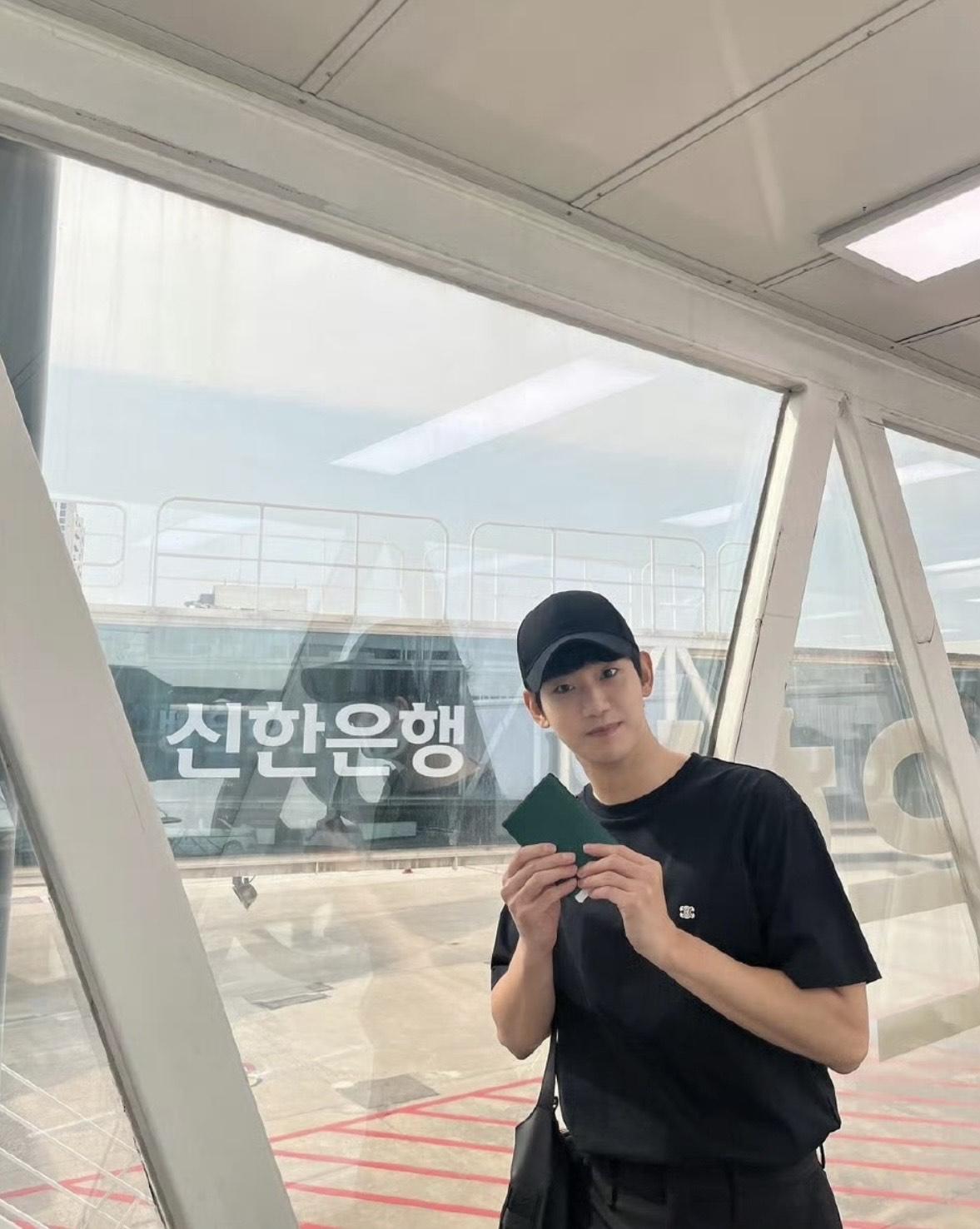 金秀賢昨日在官方IG貼出夏天時拍下的機場出發相。