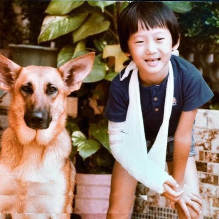 洪天明的兒子與他十足餅印。