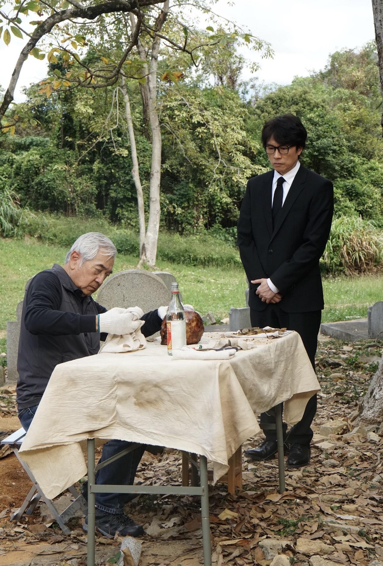 黃子華與秦沛專業地還原整個「執骨」過程。