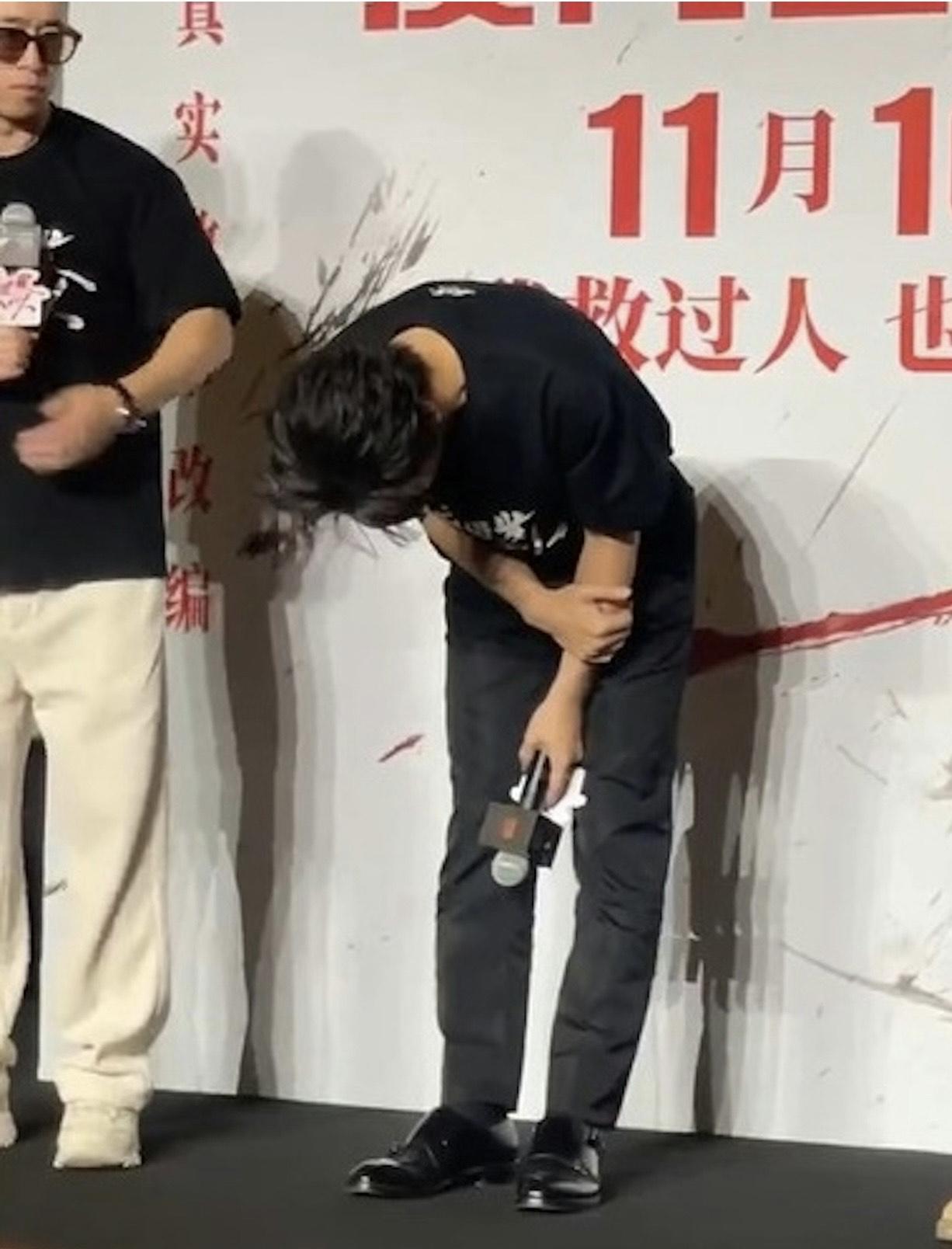 黃曉明哽咽鞠躬不起長達20秒。