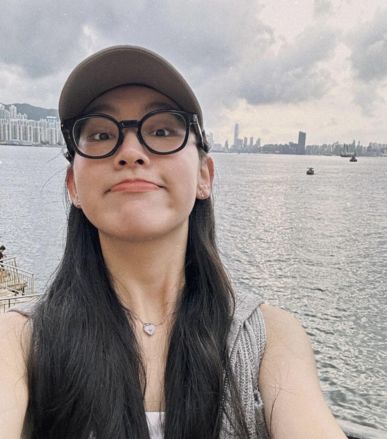 炎明熹疑獲「解凍」,將於12月中推出新歌和播出音樂專輯。