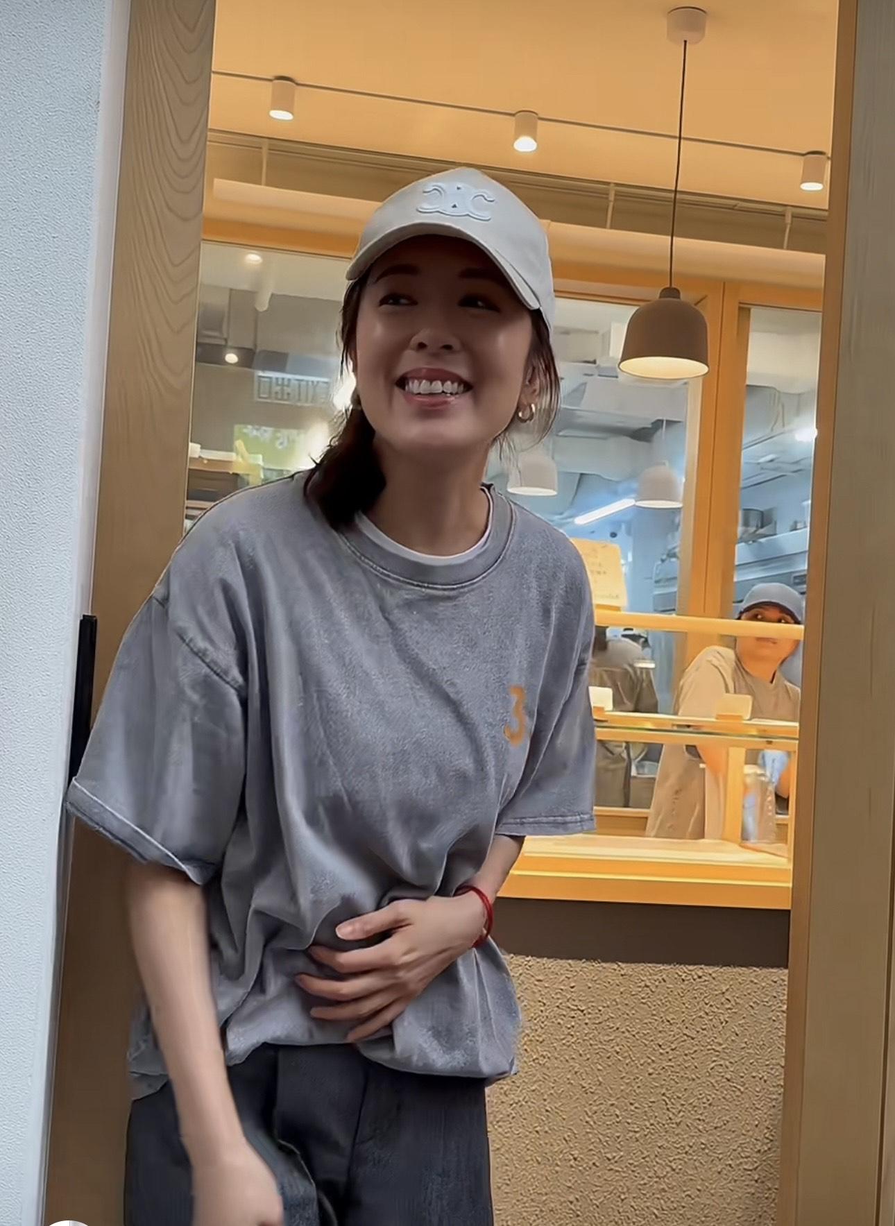 唐詩詠親力親為,企在門口安排人龍。