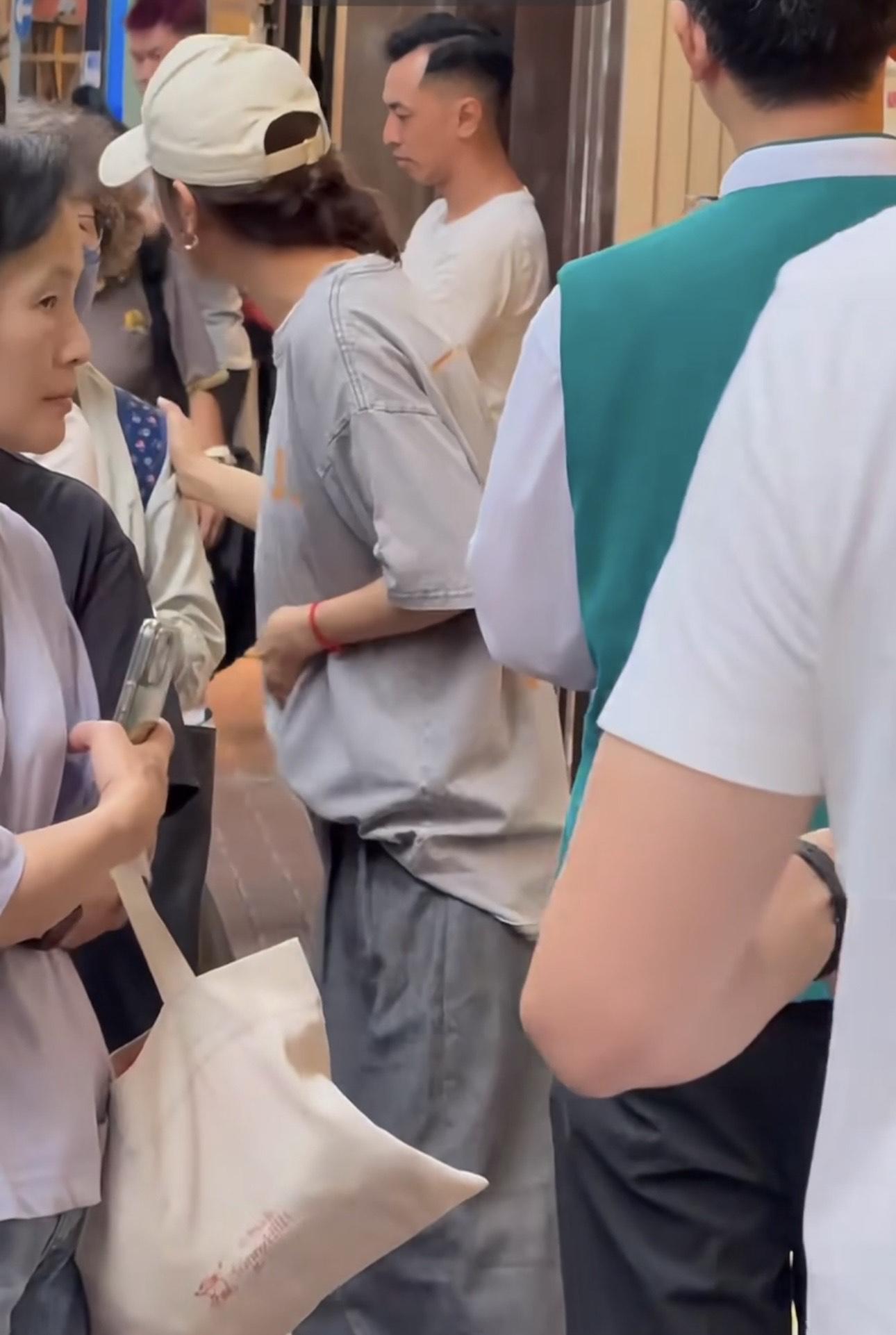 唐詩詠非常照顧婆婆,走到龍尾問她想要什麼味的麵包。