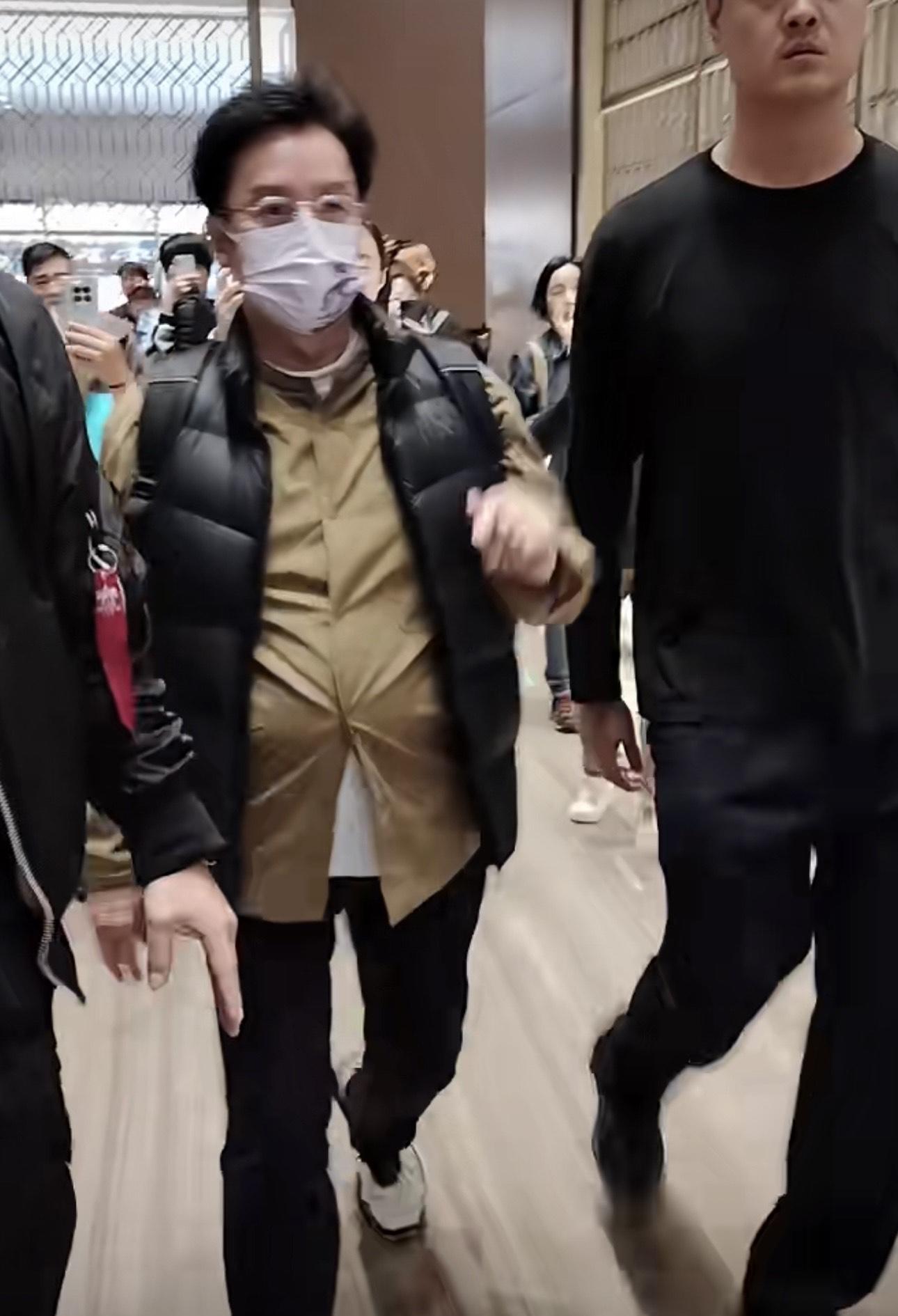 74歲譚詠麟驚現巨腩 ,身形大走樣如陀七個月孕肚 。