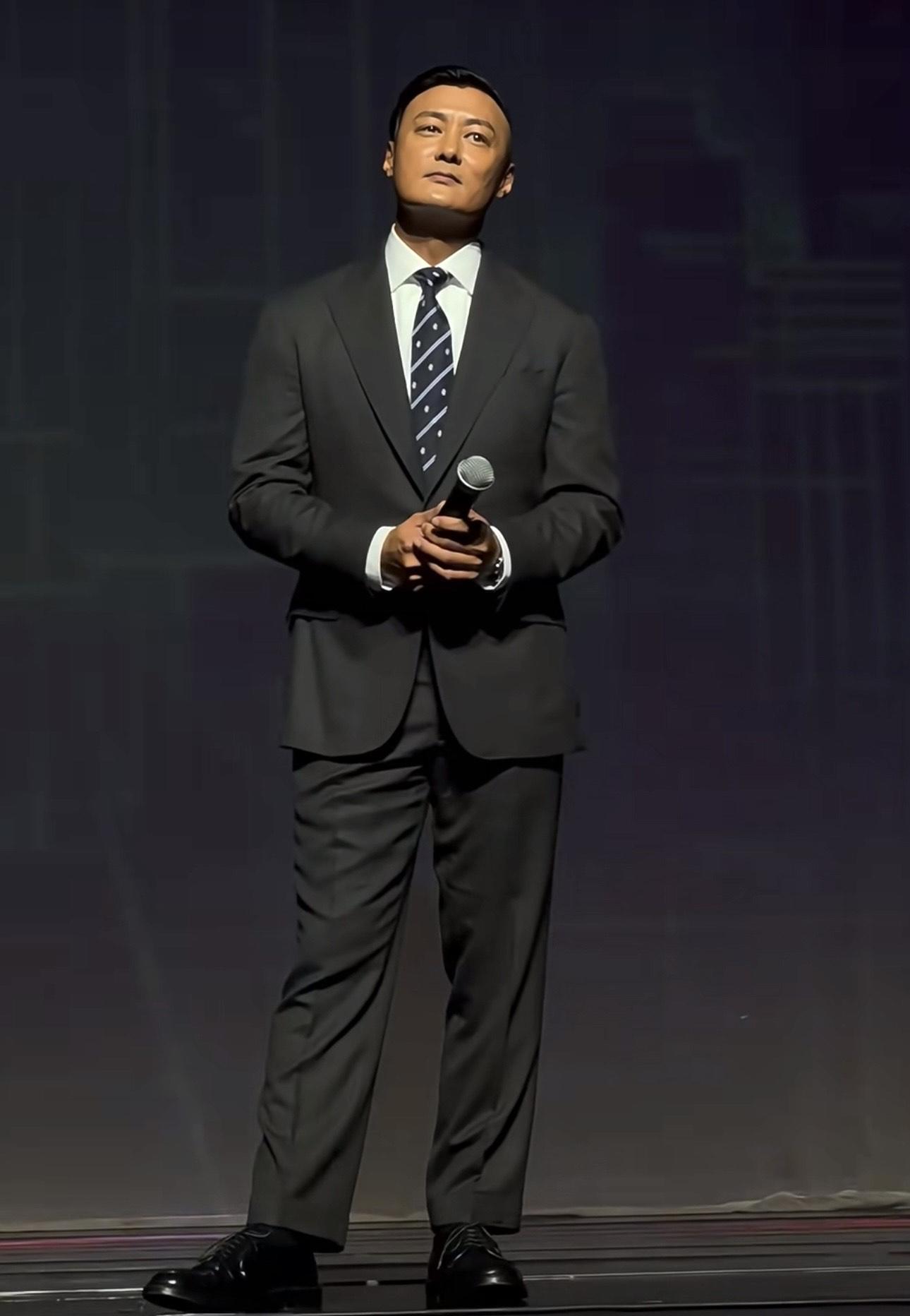 余文樂日前到深圳登台,身形大步走。