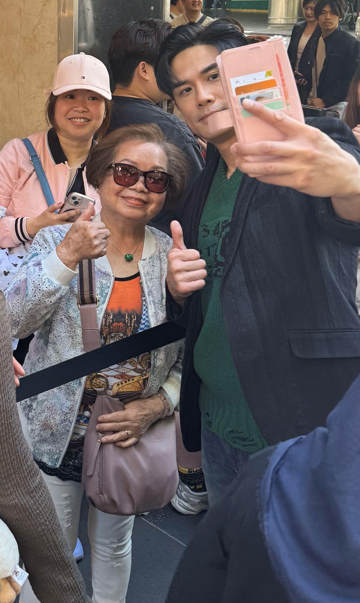 居澳華人見到伍允龍非常雀躍,向來親民的Philip與粉絲自拍。