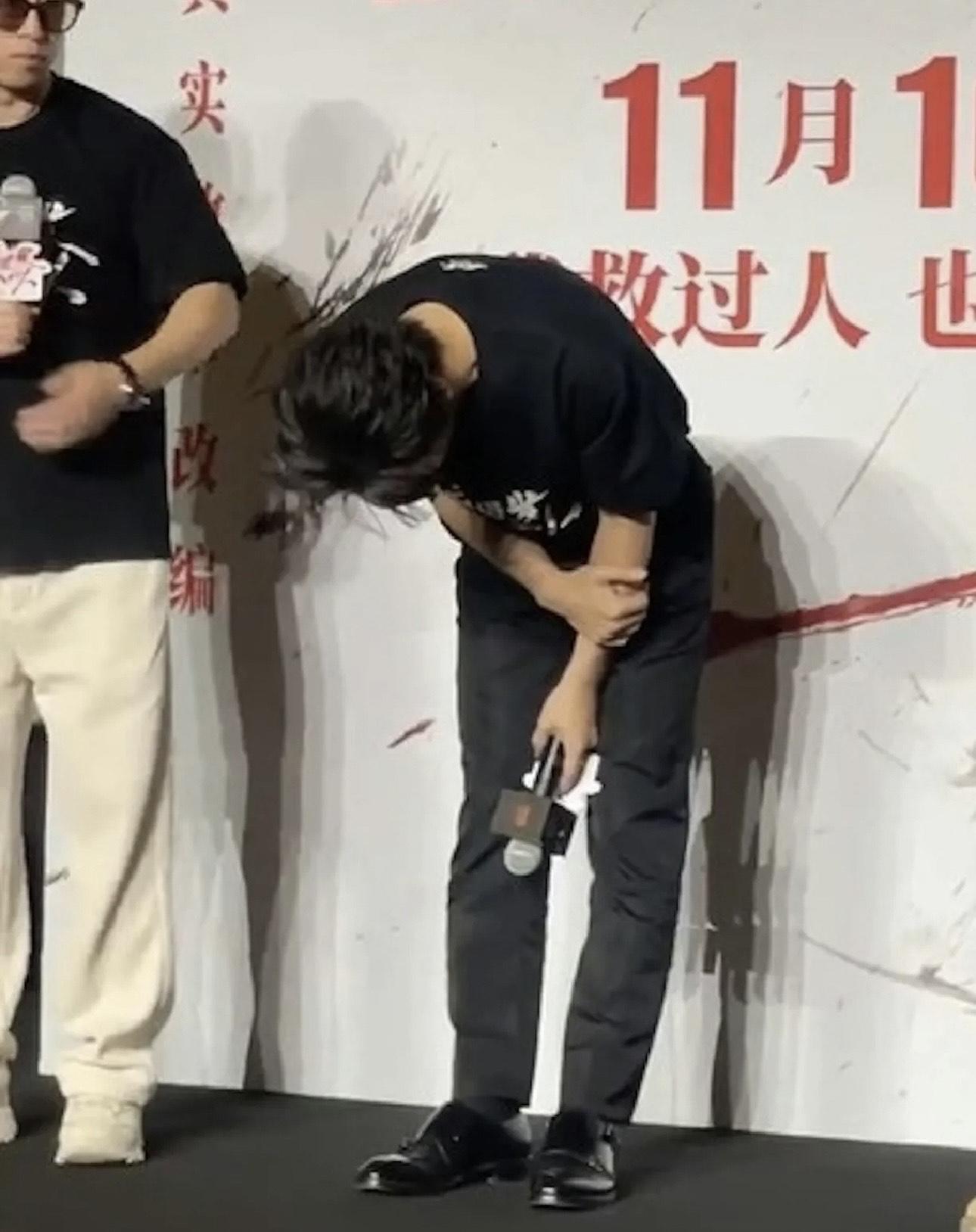 黃曉明早前為「葉珂之亂」在新片宣傳活動哽咽向公眾鞠躬道歉。