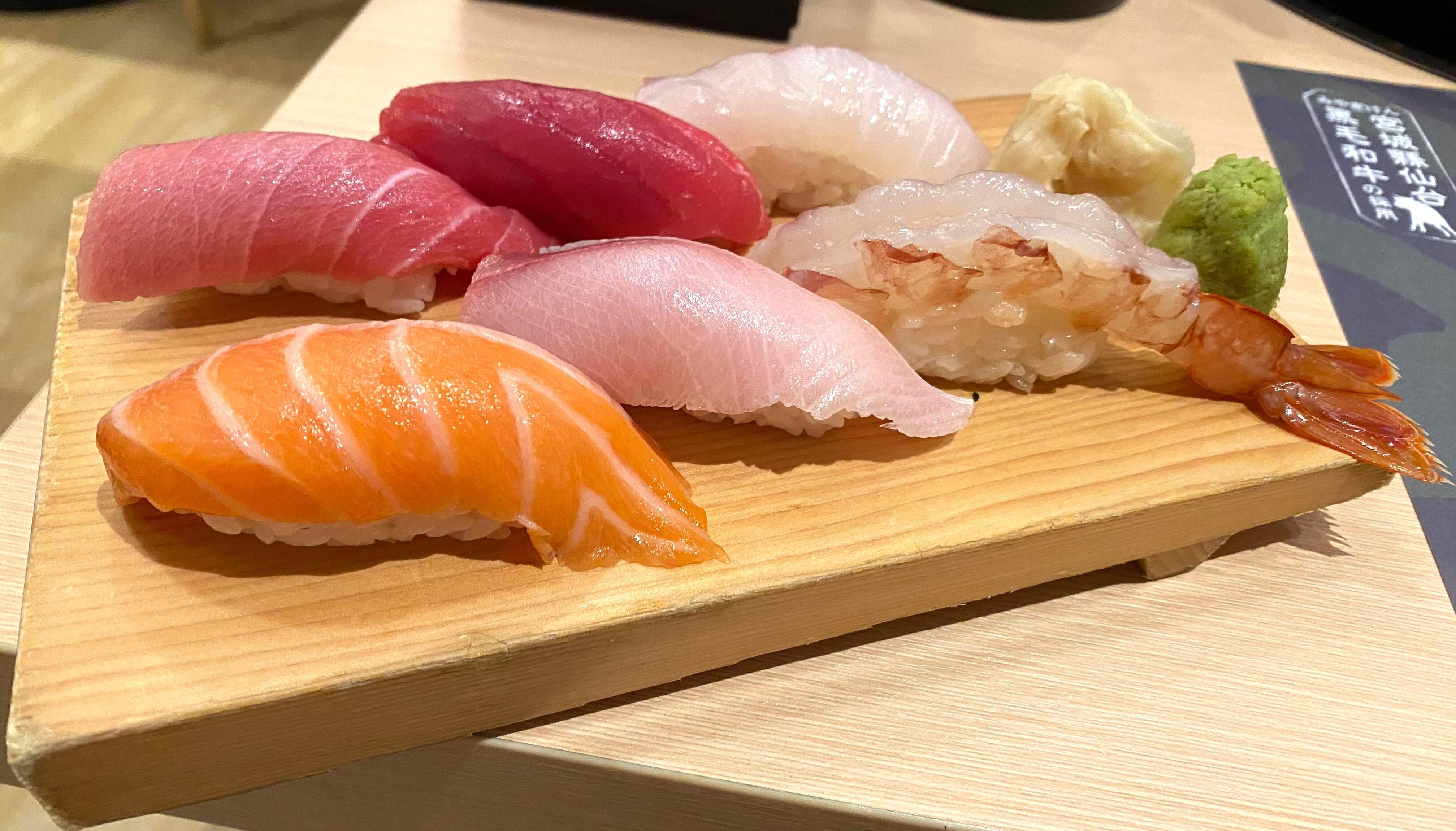 每人送壽司拼盤一份,當晚有中拖羅、赤身、油甘魚、鯛魚、三文魚腩、蝦壽司。刺身鮮嫩,飯握得鬆軟。(記者實試圖片)