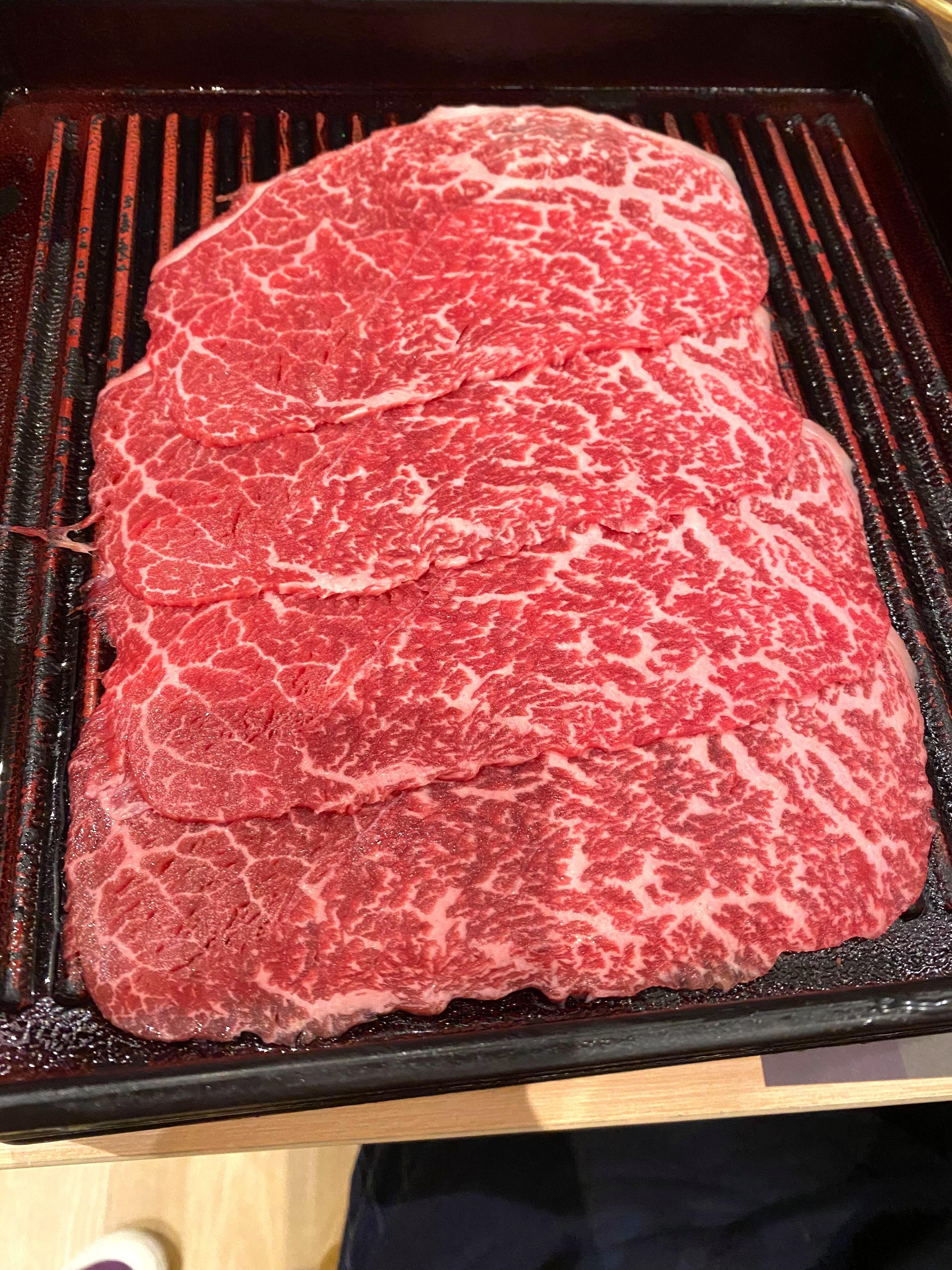 日本山形縣產藏王牛上肉及赤身肉,肉質比仙台A5和牛帶咬口嚼勁。(記者實試圖片)