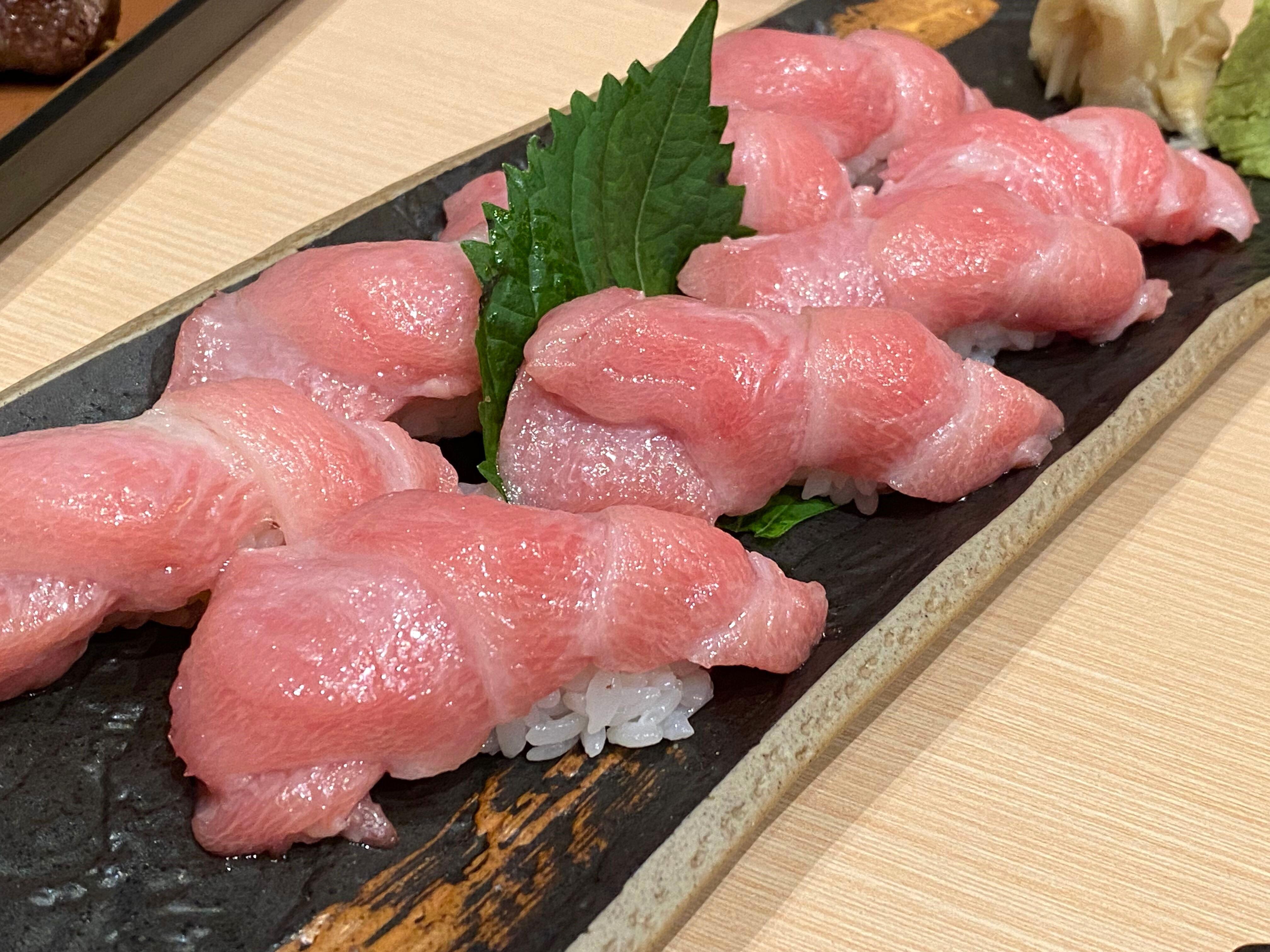 藍鰭吞拿魚壽司魚肉鮮美鎖著魚油,壽司飯握得鬆軟。