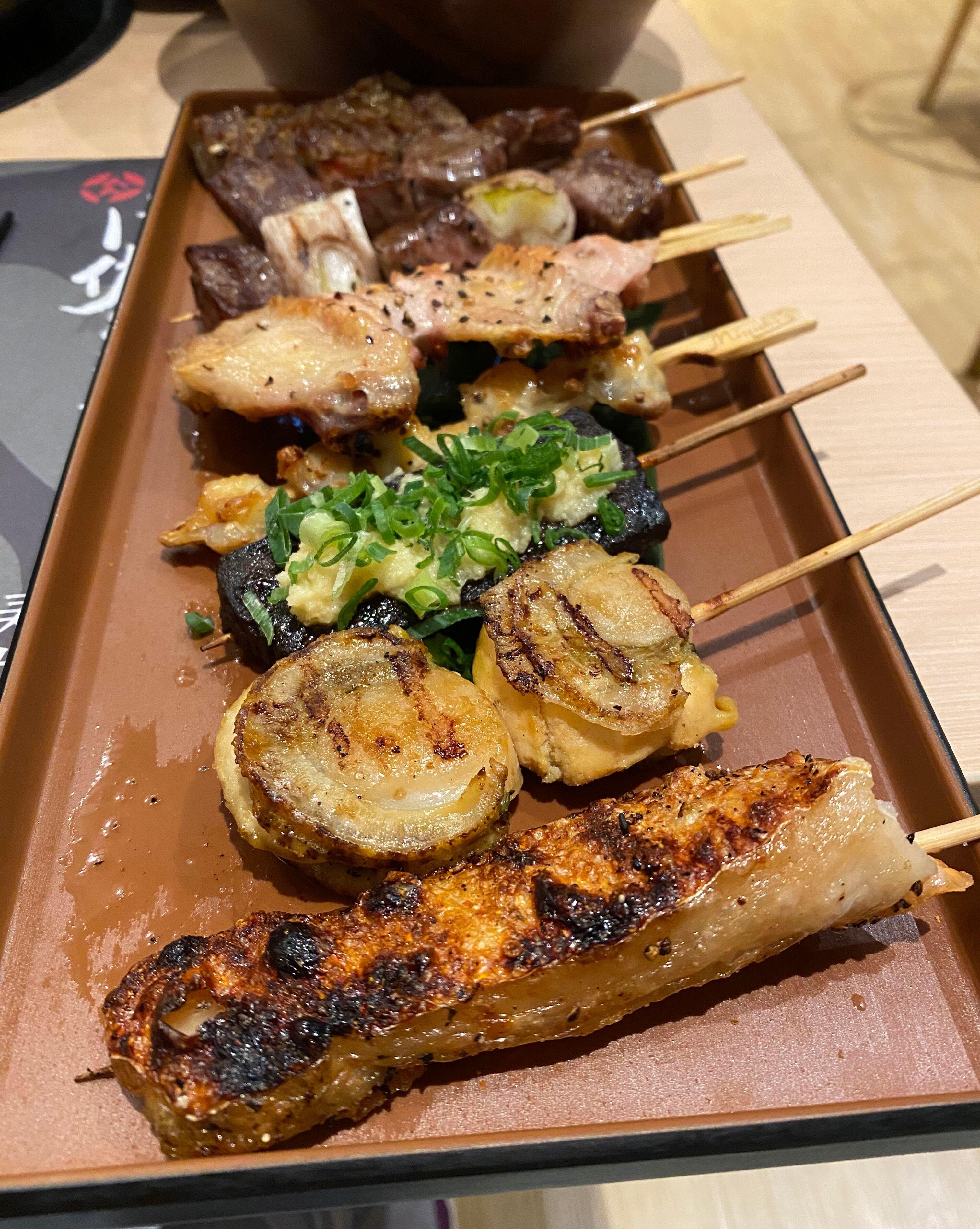 串燒可以歎燒A5和牛、帆立貝、幼葱燒藍鰭鮪魚血合串。(記者實試圖片)
