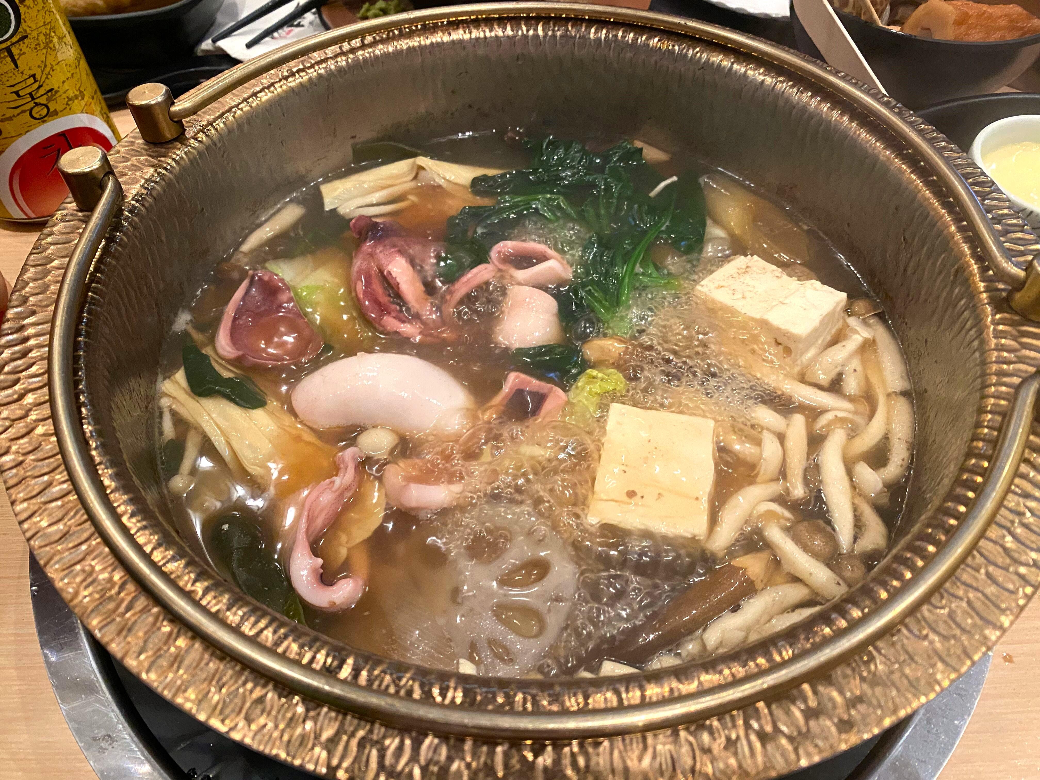 吃畢和牛壽喜燒,加入鰹魚昆布湯底打邊爐。(記者實試圖片)