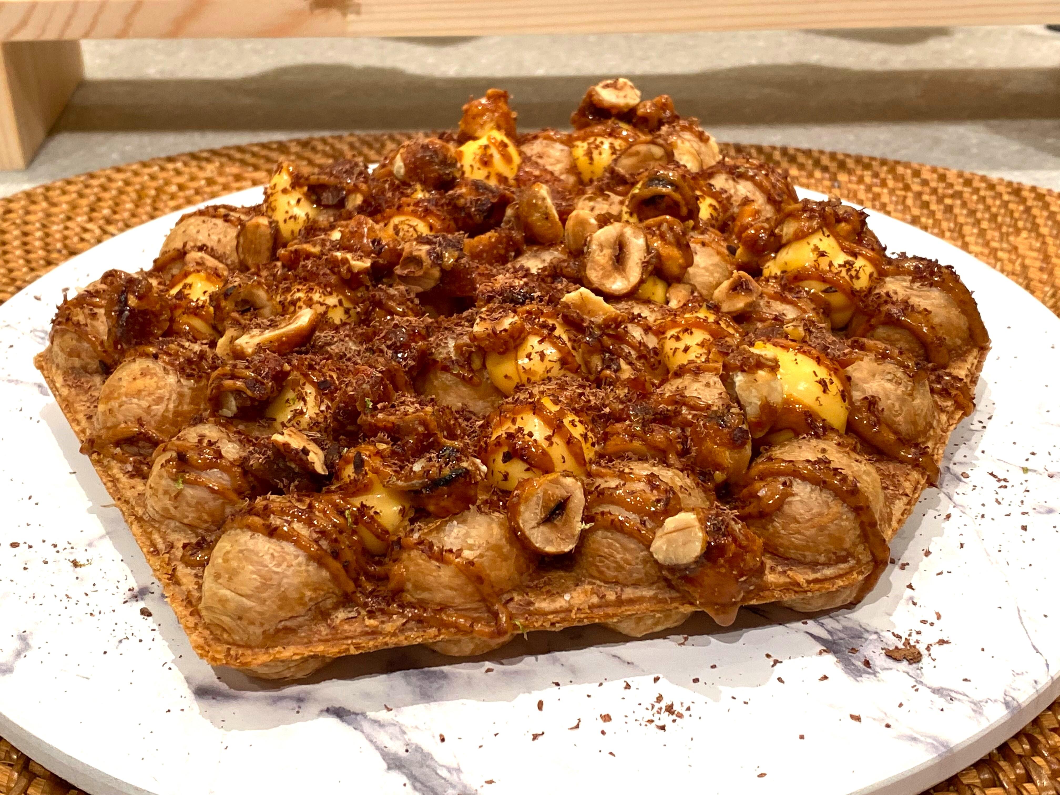 堅果蜂巢千層酥(即將推出,發售日期請留意官方社交媒體) 伴上自製焦糖果仁及榛子醬,果仁香味突出。