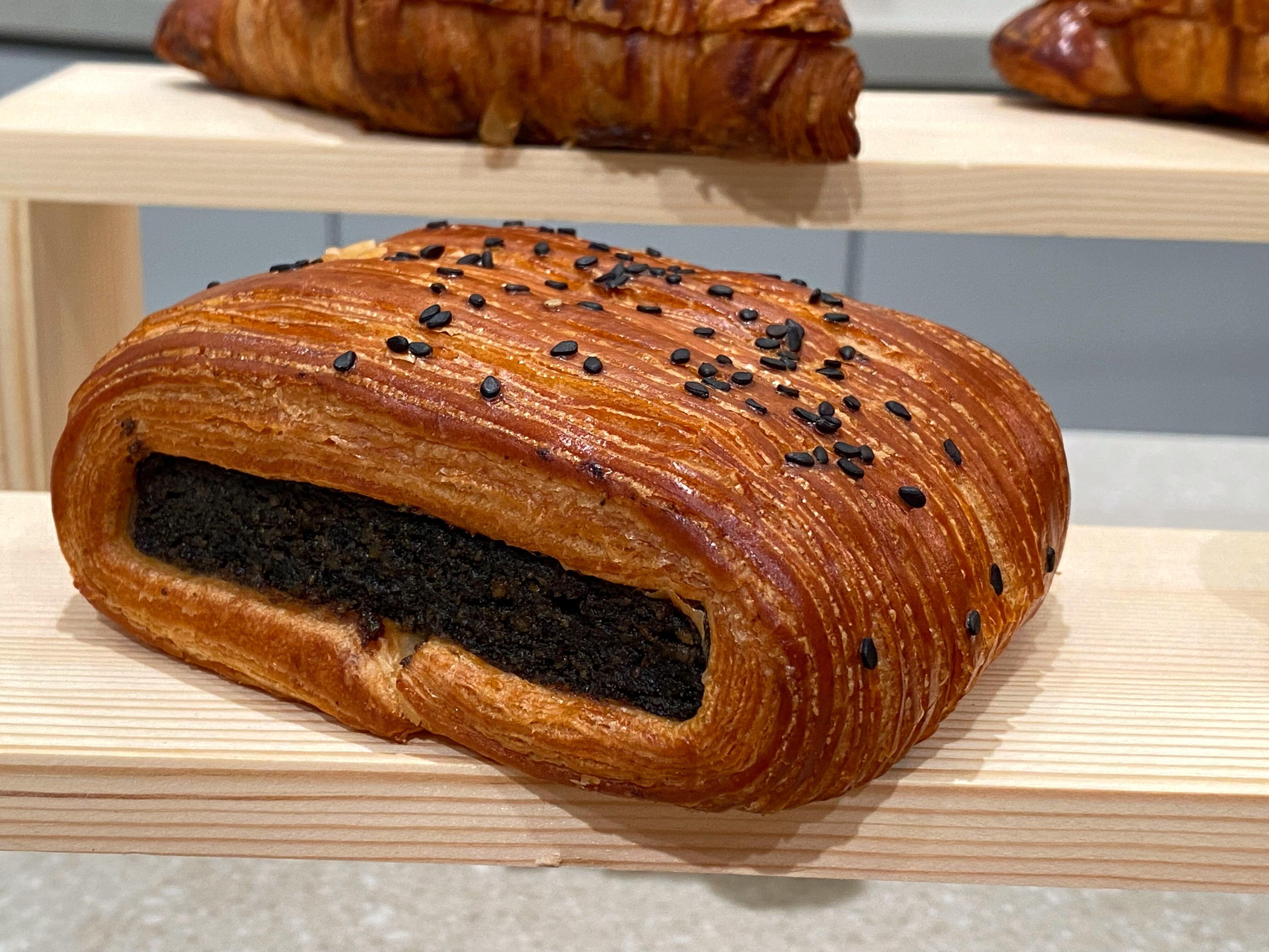 黑芝麻酥$25 酥皮薄脆,黑芝麻餡濃厚不瀝。