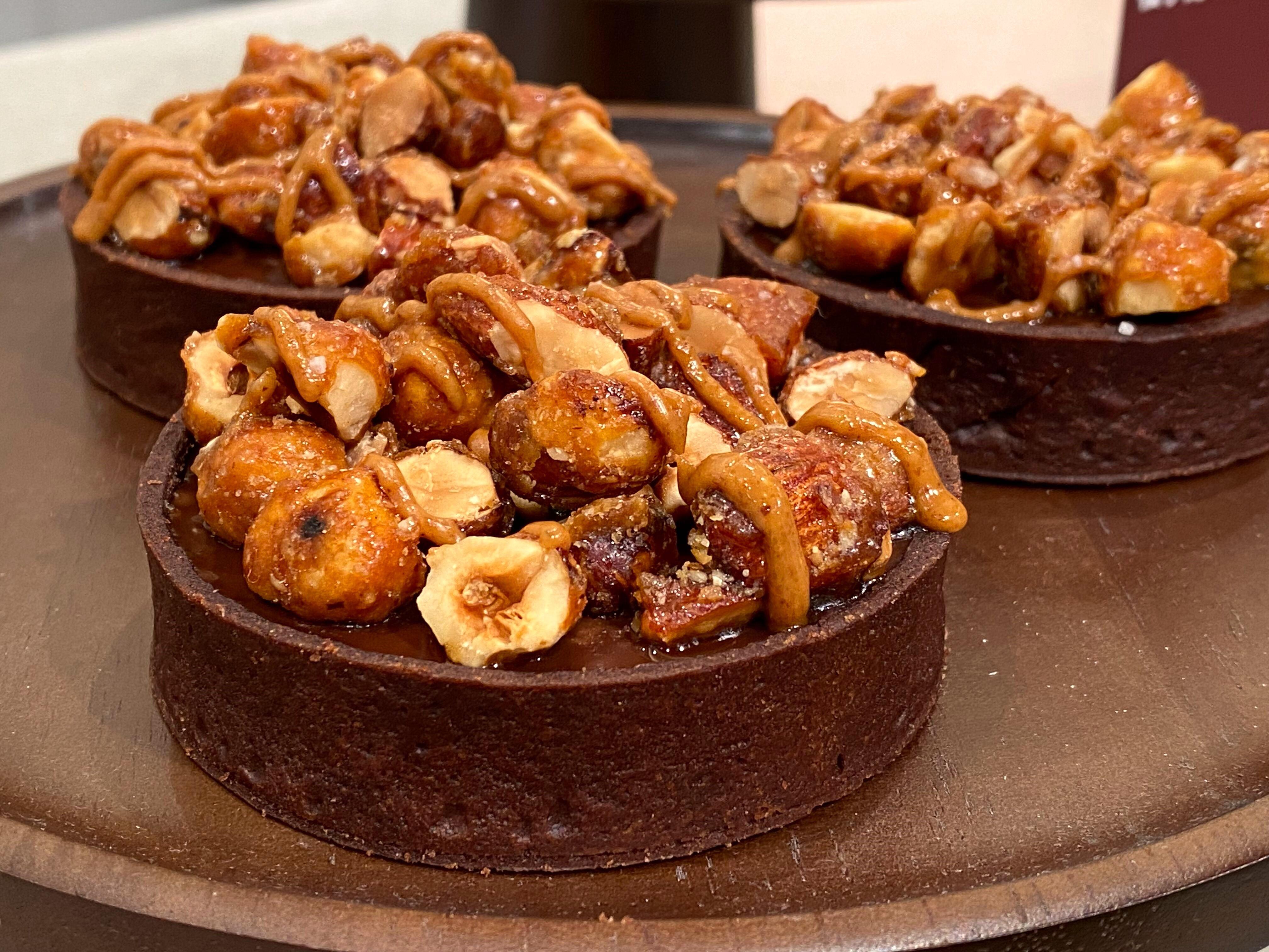 焦糖果仁朱古力撻$48 選用85%黑朱古力、自家製焦糖果仁及榛子醬製成,果仁特別香脆,不甜膩。